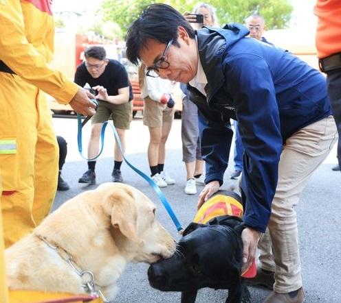 陳其邁歡迎Roger等搜救犬。(互聯網)