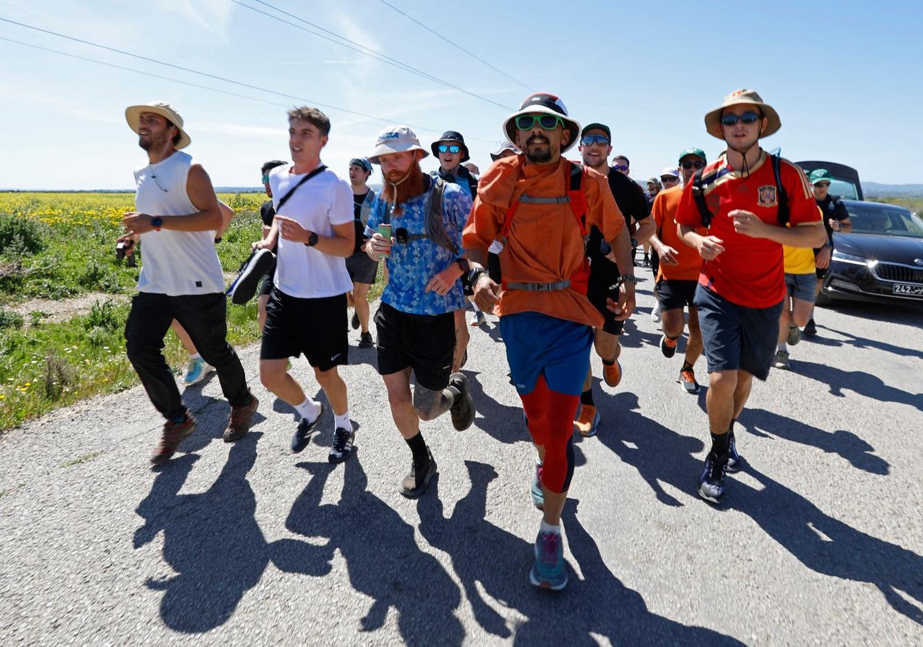 庫克抵達突尼西亞,團隊陪跑。(路透社)