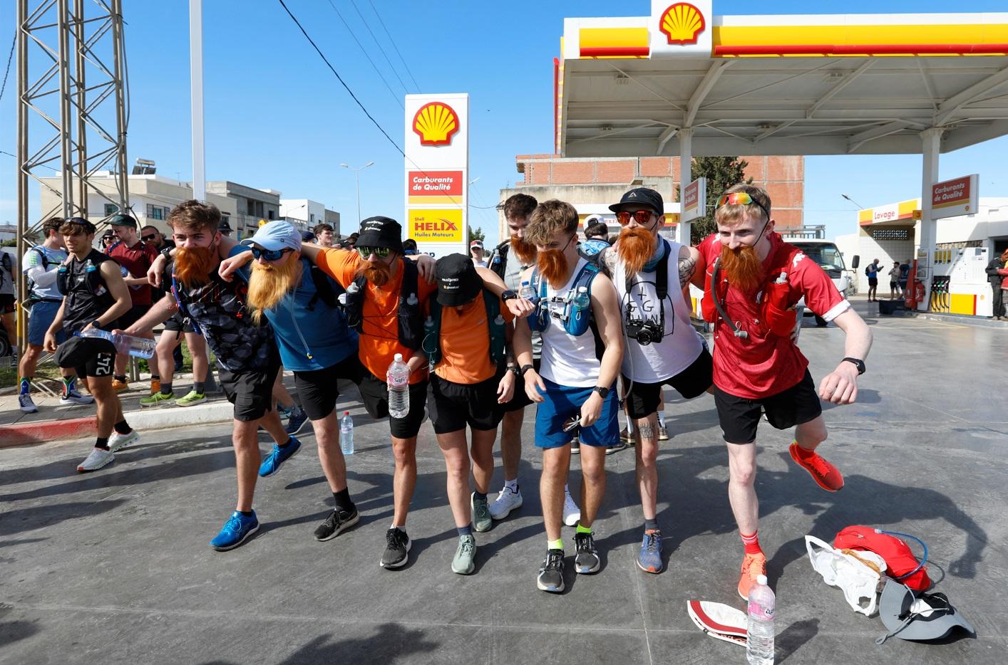 支持者戴著假鬍子,突尼西亞等候庫克。(路透社)