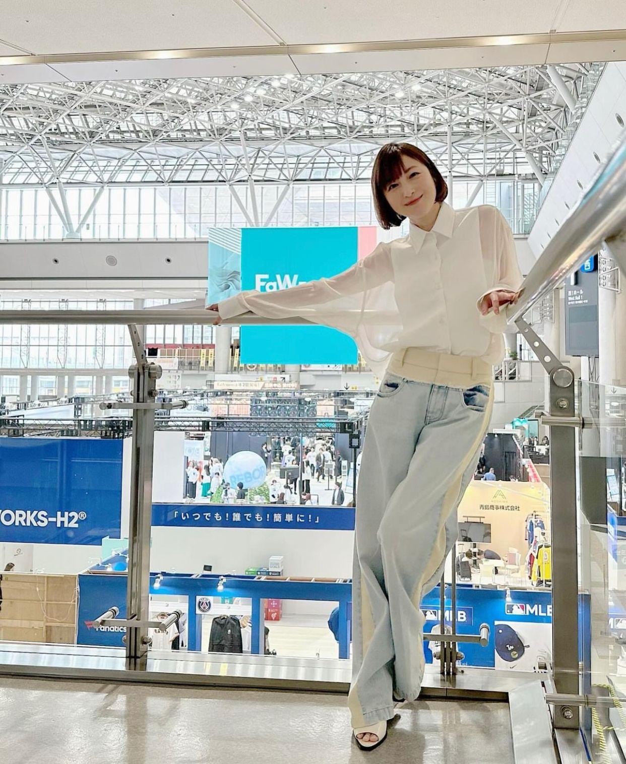廣末涼子身穿白色半透上衣再襯牛仔褲,狀態不俗。