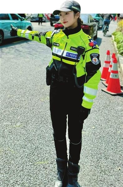 浙江杭州交通女警李語蔚在執勤時,因其亮麗外型顏值和溫柔的語氣被網民稱為「杭州朴信惠」。(影片截圖)