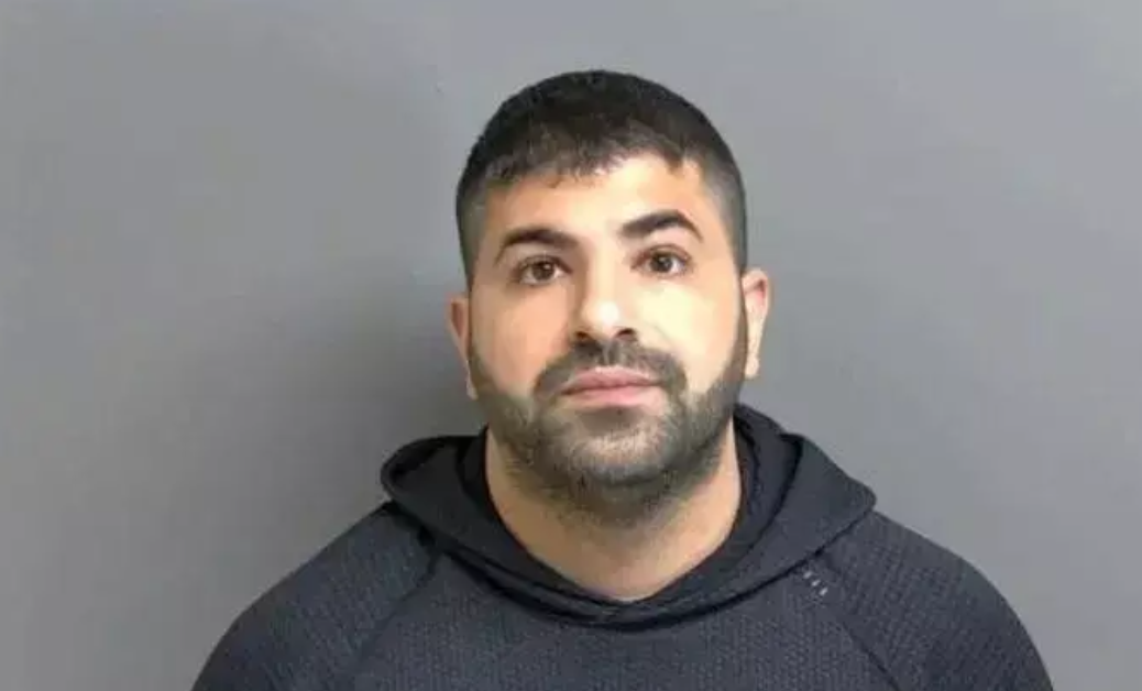 美國密歇根州底特律郊區一間倉庫今年3月發生爆炸,導致一人死亡。倉庫屬於一家電子煙經銷商,公司負責人本月20日欲持單程機票準備由紐約逃往香港,遭美國海關和紐約港務局人員逮捕。他被押回密歇根州控以誤殺罪,下月7日將出席案件聽證會。(網上圖片)