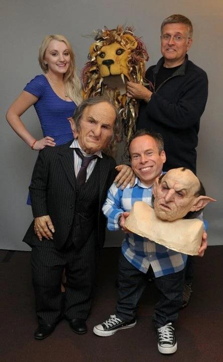 Samantha Davis(前左)與老公Warwick Davis(前右)均有份演出《哈利波特:死神的聖物Ⅱ》。