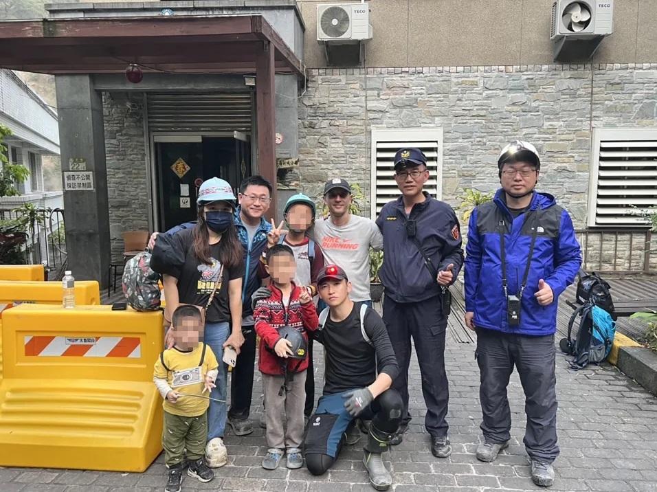 Dimitris Belbas(後排右起第3)與獲救民眾及警員合照。(互聯網)