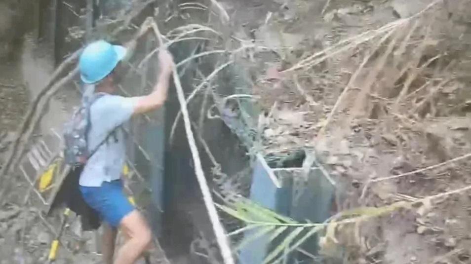 Dimitris Belbas協助警員繫好繩索。(互聯網)