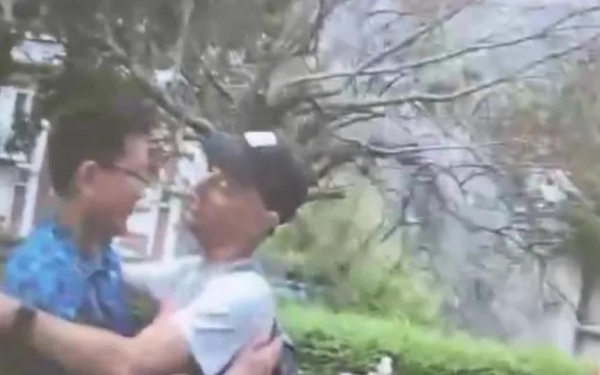 獲救民眾與Dimitris Belbas擁抱。(互聯網)