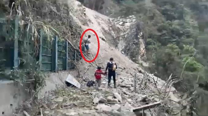 Dimitris Belbas捉緊繩索協助警員帶走受困小孩。(互聯網)