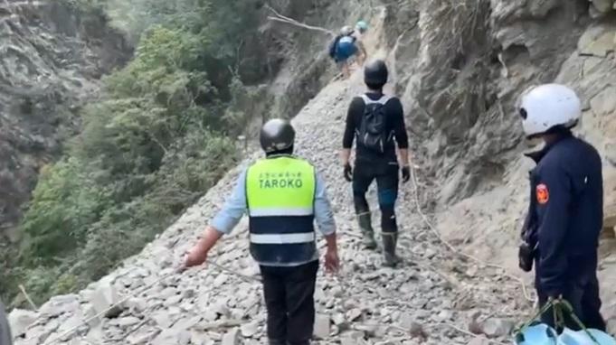 Dimitris Belbas(上方)協助警員帶走受困民眾。(互聯網)