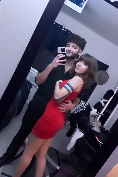 脫下動物頭套的潔德也常在Instagram發布一些和男友的生活日常,擁有至少4.5萬名粉絲。(圖/翻攝自Instagram@jadethefur)