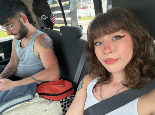 脫下動物頭套的潔德也常在Instagram發布一些和男友的生活日常,擁有至少4.5萬名粉絲。(圖/翻攝自Instagram@jadethefur)