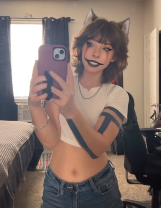 脫下動物頭套的潔德也常在Instagram發布一些和男友的生活日常,擁有至少4.5萬名粉絲。(圖/翻攝自Instagram@jadethefur)