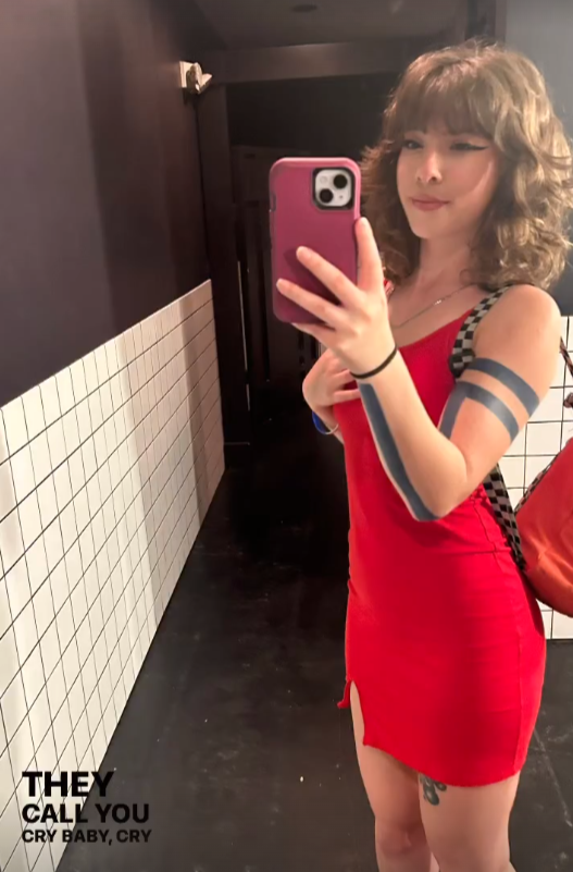 脫下動物頭套的潔德也常在Instagram發布一些和男友的生活日常,擁有至少4.5萬名粉絲。(圖/翻攝自Instagram@jadethefur)