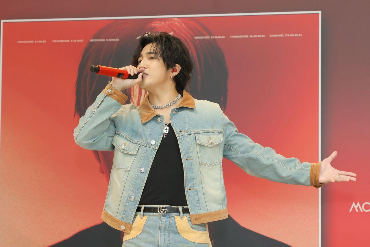 活動舉行其間,SHOU於台上帥氣演繹專輯作品。