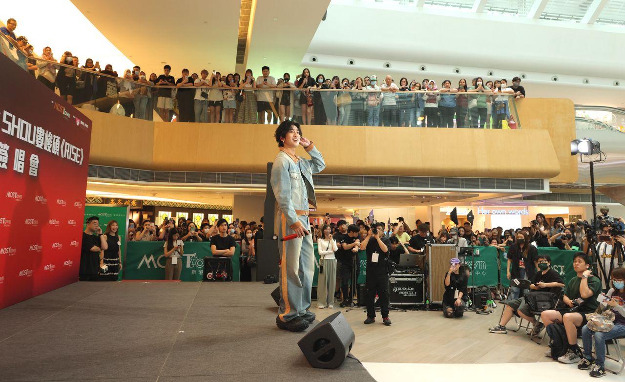 台灣人氣歌手SHOU婁峻碩旋風登陸新港城中心舉行簽唱會。