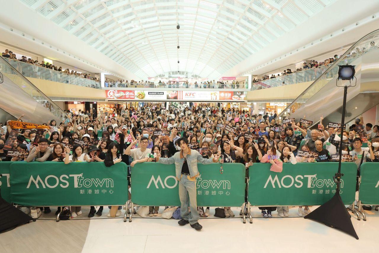 婁峻碩與與一眾樂迷粉絲近距離見面及簽名。