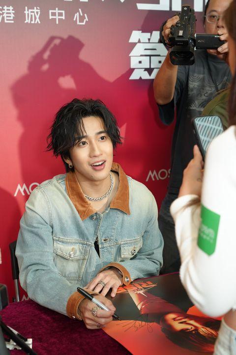婁峻碩與與一眾樂迷粉絲近距離見面及簽名。