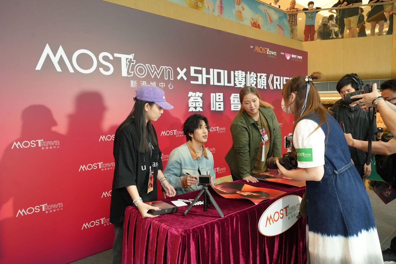 婁峻碩與與一眾樂迷粉絲近距離見面及簽名。