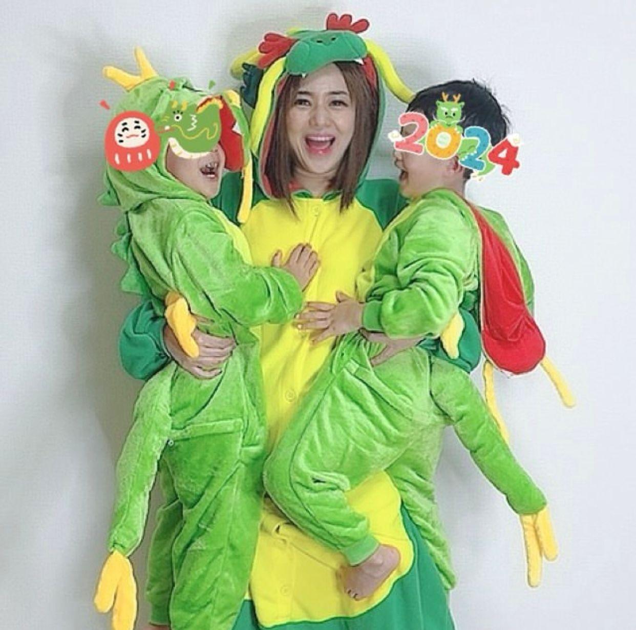 蒼井空今年初跟一對囝囝扮龍拜年。