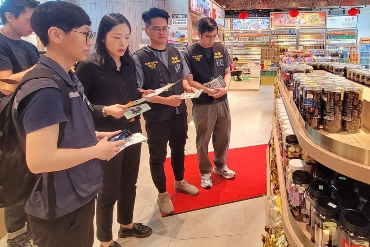 旅監局再次聯同海關巡查入境旅行團註冊商店。(旅監局圖片)