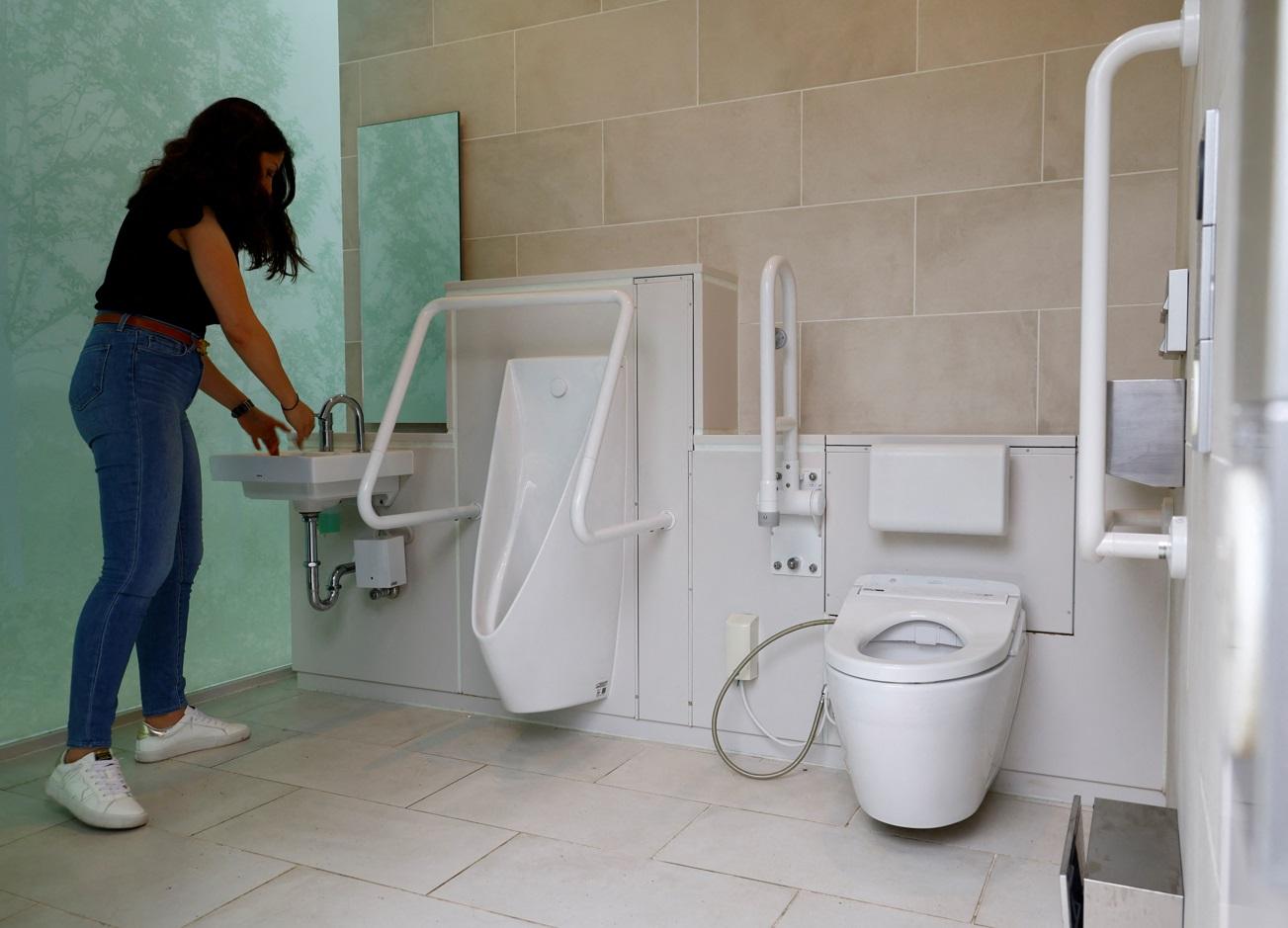 遊客使用澀谷建築師公廁。(路透社)