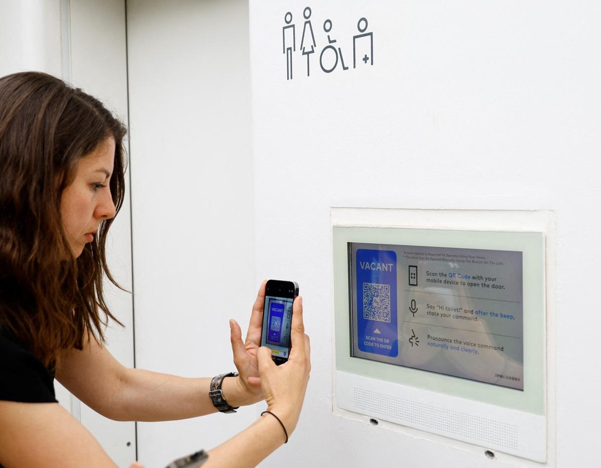 遊客在澀谷建築師公廁前拍照。(路透社)