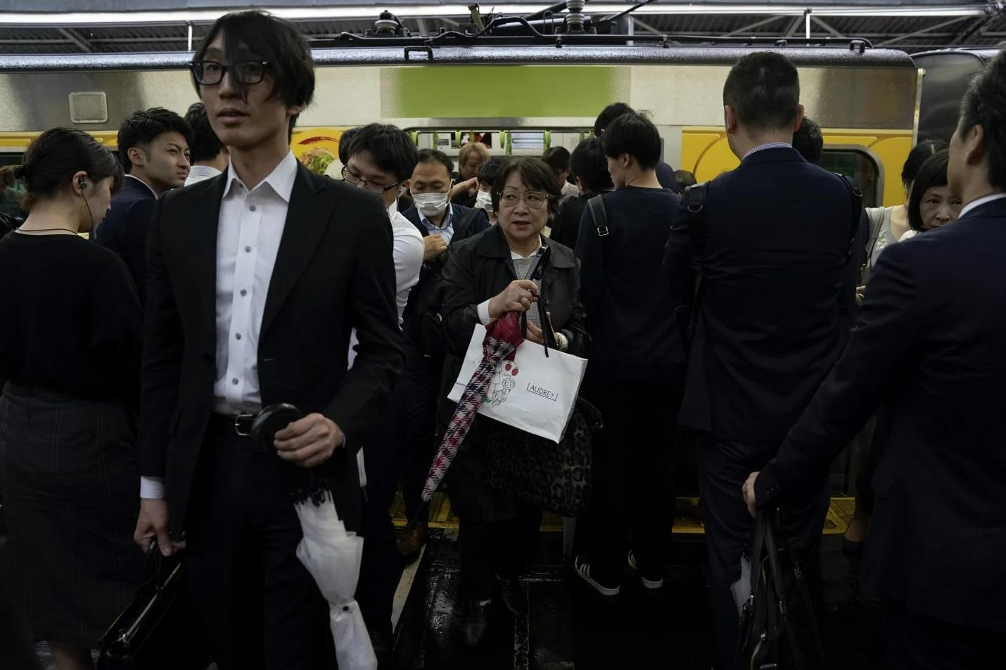 在日本搭列車,上下班繁忙時間人多擠迫,部分行為易令人反感。(資料圖片)