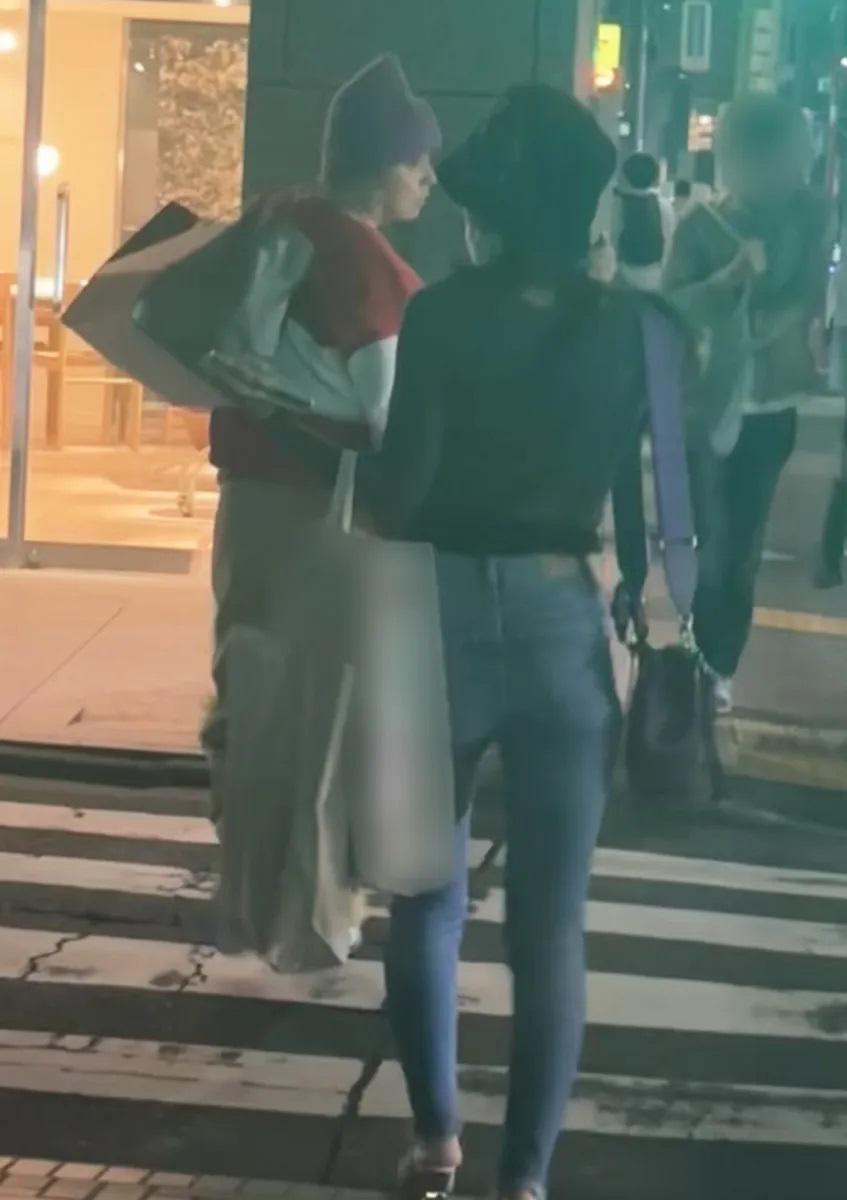 堂本剛會合老婆並幫手拿戰利品,認真廿四孝老公!