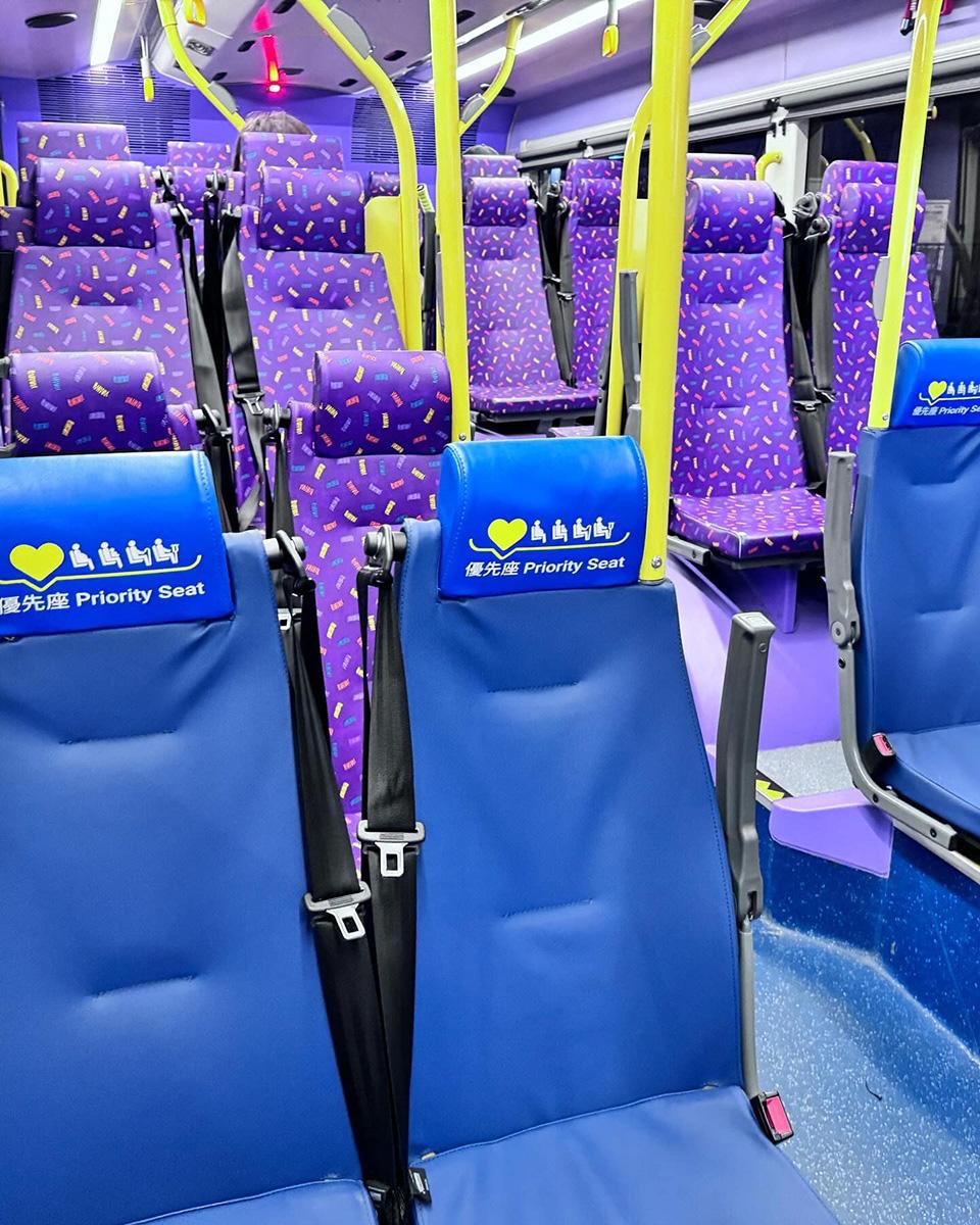 有城巴的優先座由只是椅墊為紅色,轉為整張座椅藍色。(網民Peter KT Li@FB群組「是日快快-巴士即日相」)
