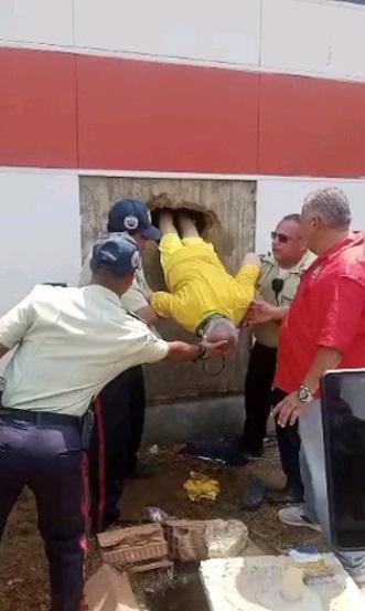 警察一個一個協助囚犯鑽出來。(互聯網)