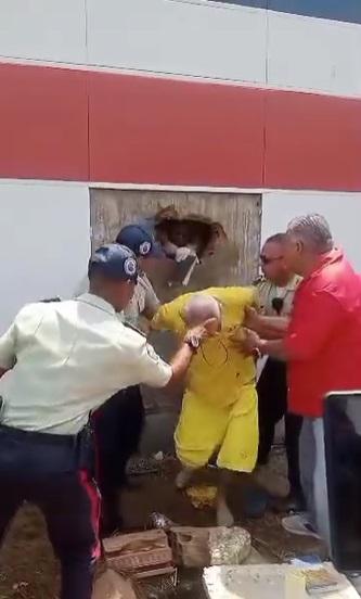 警察一個一個協助囚犯鑽出來。(互聯網)