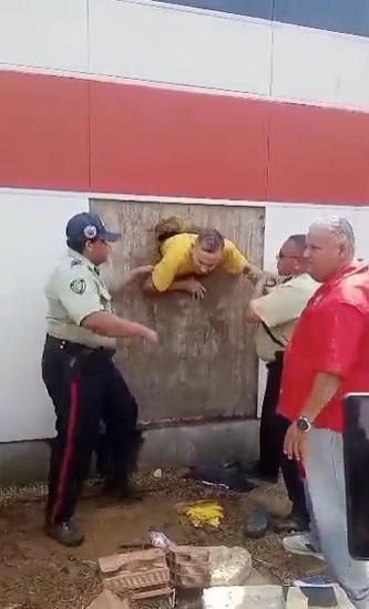 警察一個一個協助囚犯鑽出來。(互聯網)