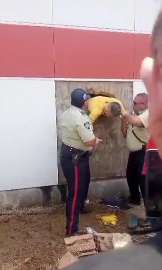 警察一個一個協助囚犯鑽出來。(互聯網)