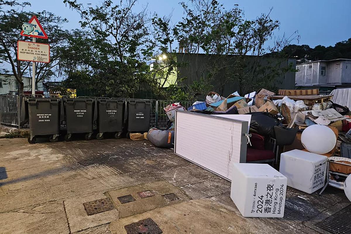 有清潔工友在垃圾桶一個綁實的膠袋內,發現5隻幼貓被遺棄。(「毛守救援」圖片)