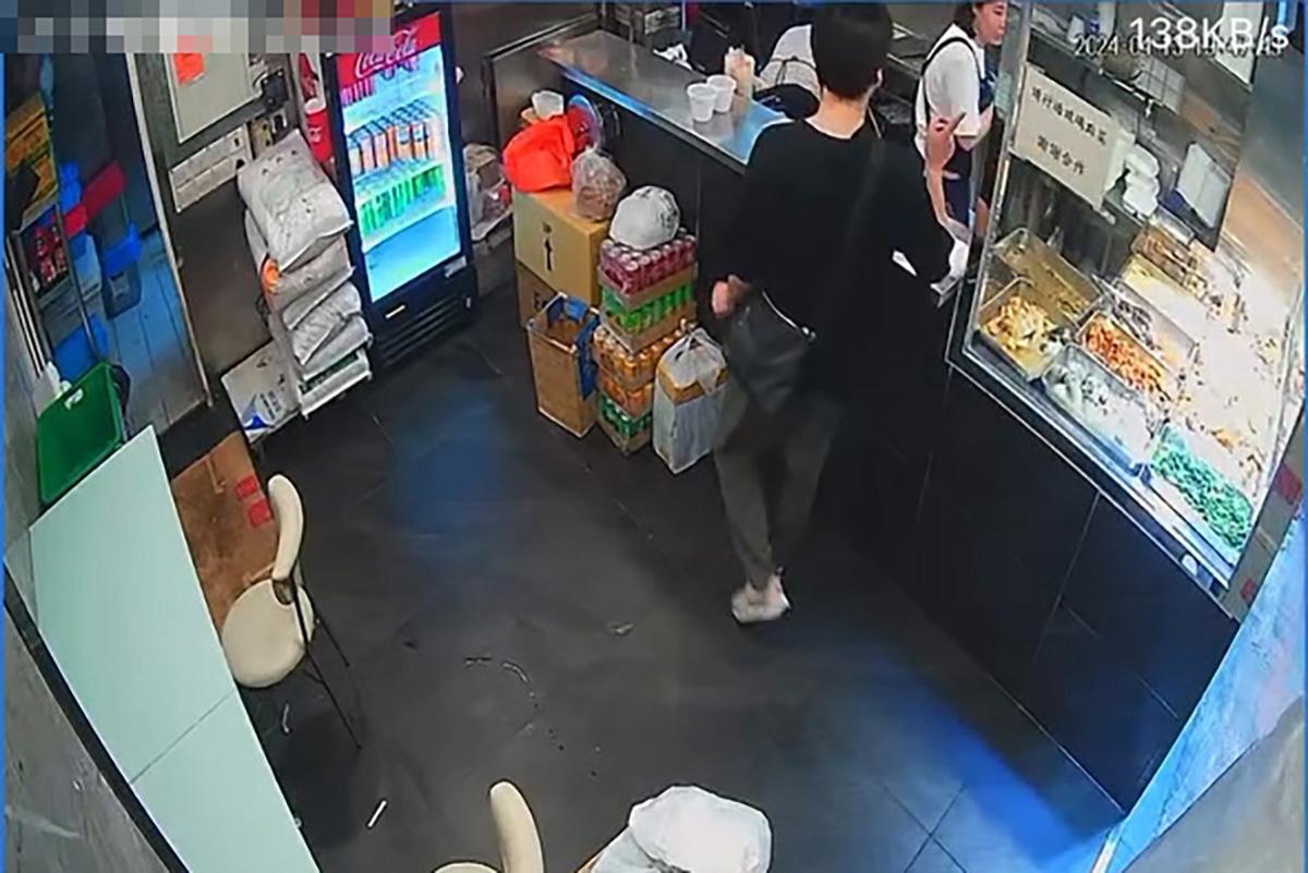 閉路電視片段直擊獨行賊「秒速」盜去店舖收銀機現金。(FB群組「香港兩餸飯關注組」影片截圖)