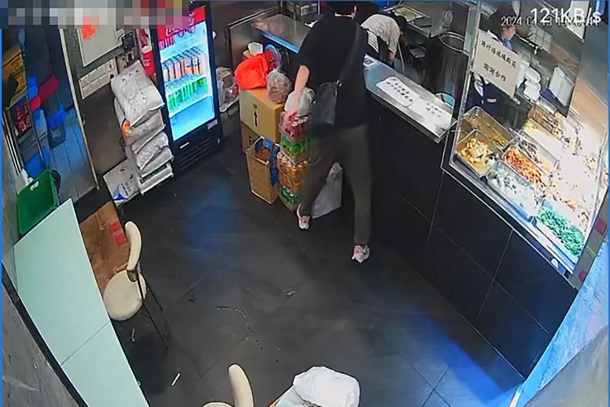 閉路電視片段直擊獨行賊「秒速」盜去店舖收銀機現金。(FB群組「香港兩餸飯關注組」影片截圖)