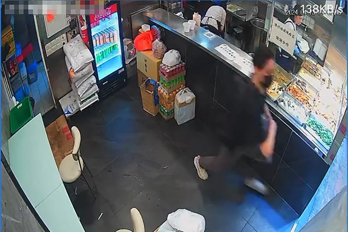 閉路電視片段直擊獨行賊「秒速」盜去店舖收銀機現金。(FB群組「香港兩餸飯關注組」影片截圖)