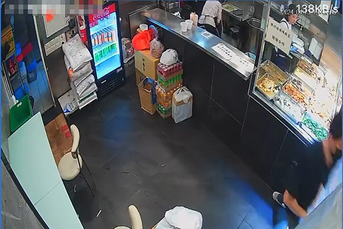 閉路電視片段直擊獨行賊「秒速」盜去店舖收銀機現金。(FB群組「香港兩餸飯關注組」影片截圖)