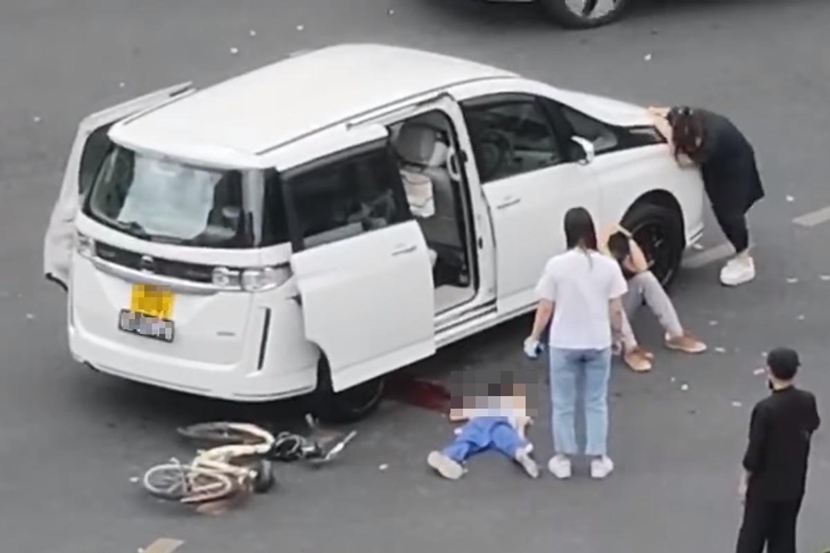 有中港牌私家車懷疑在中山撞倒一名男童。(網上影片截圖)