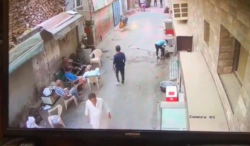 事發前一群男子坐在牆邊座位,邊抽水煙邊聊天。(互聯網)