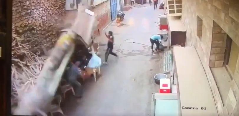 男子舉起手臂抵擋,但牆身秒速塌下來。(互聯網)