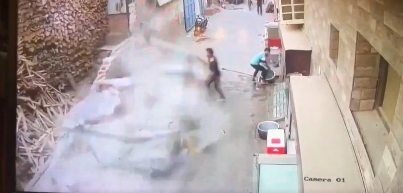 整幅牆秒速塌下。(互聯網)