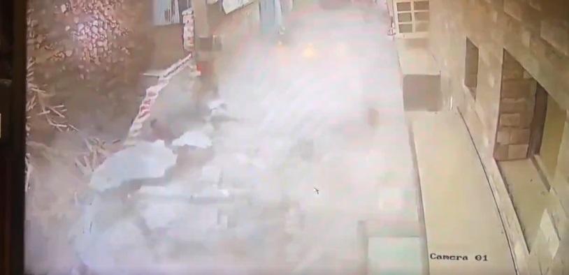 整幅牆秒速塌下,揚起灰塵。(互聯網)