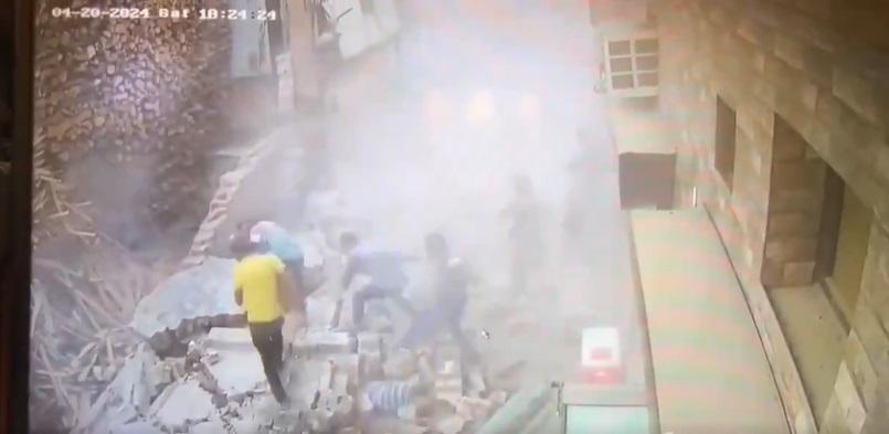 居民趕來施救。(互聯網)