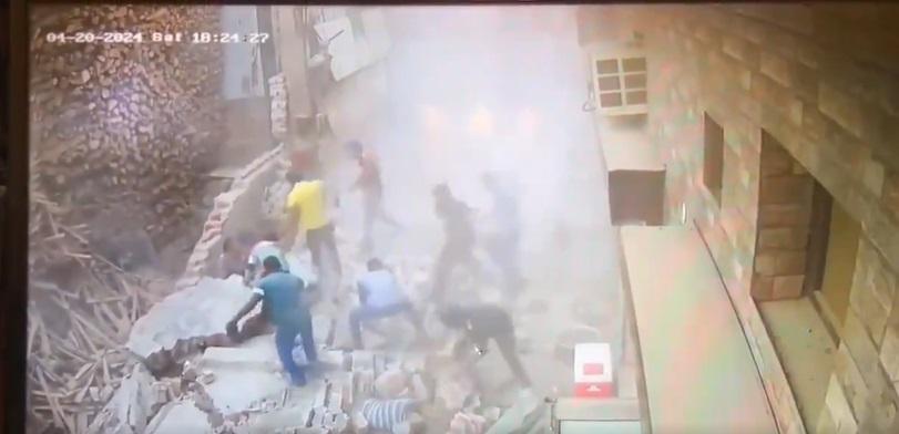 居民趕來施救。(互聯網)