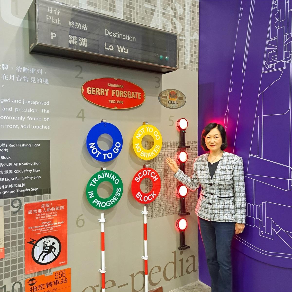 葉太今日同一班行政會議非官守議員,參觀港鐵嘅短期展覽「站見」。(葉劉淑儀FB)
