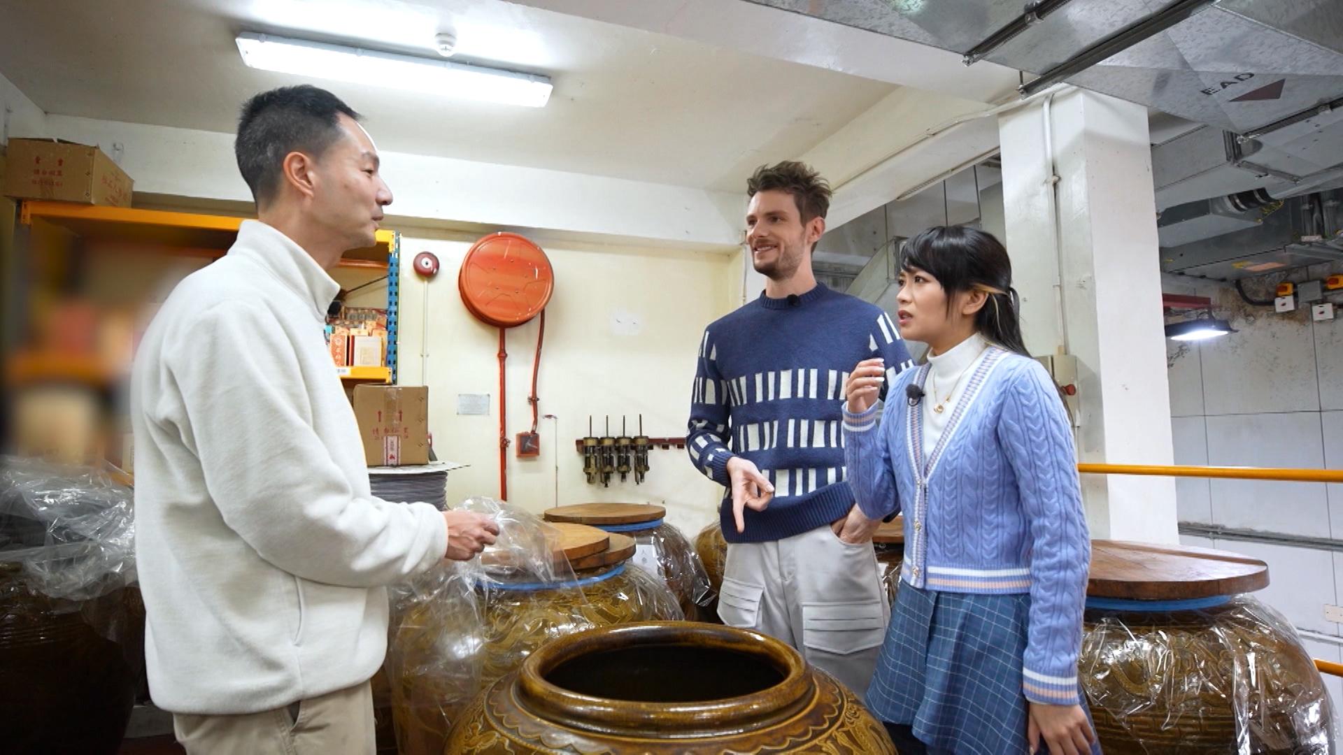 Hailey再帶Brendan去釀酒工廠,試飲蛇酒、海狗鞭酒和蛤蚧酒。