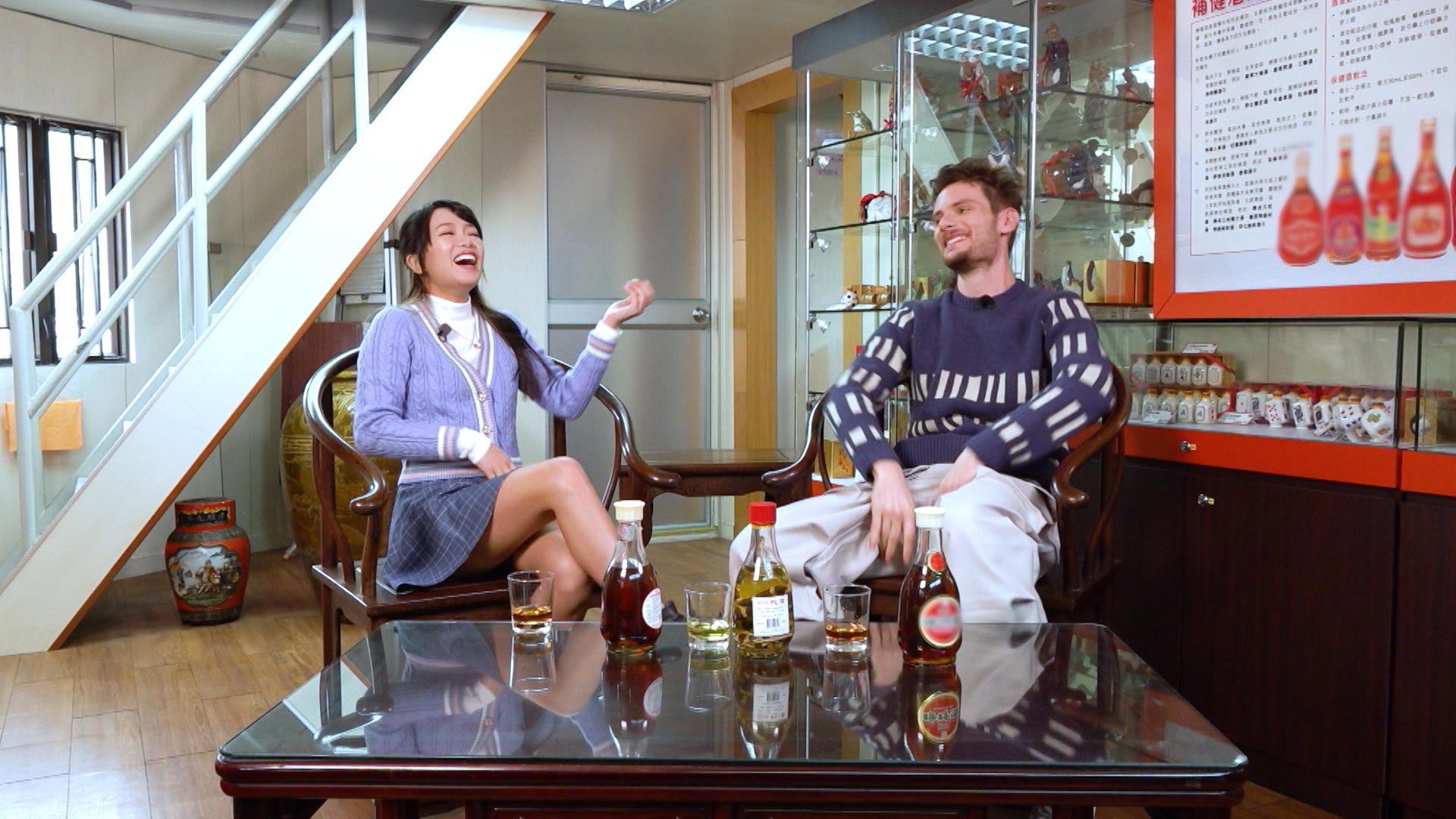 Hailey帶Brendan釀酒工廠,試飲不同中藥酒包括蛇酒、海狗鞭酒和蛤蚧酒。