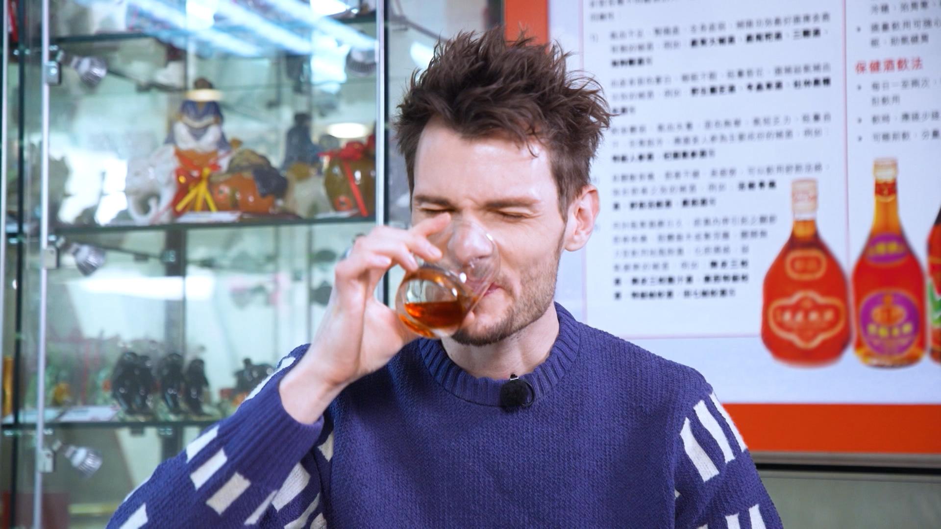 Brendan試飲海狗鞭酒,形容好smoky。(《唔鹹唔淡香港指南》)