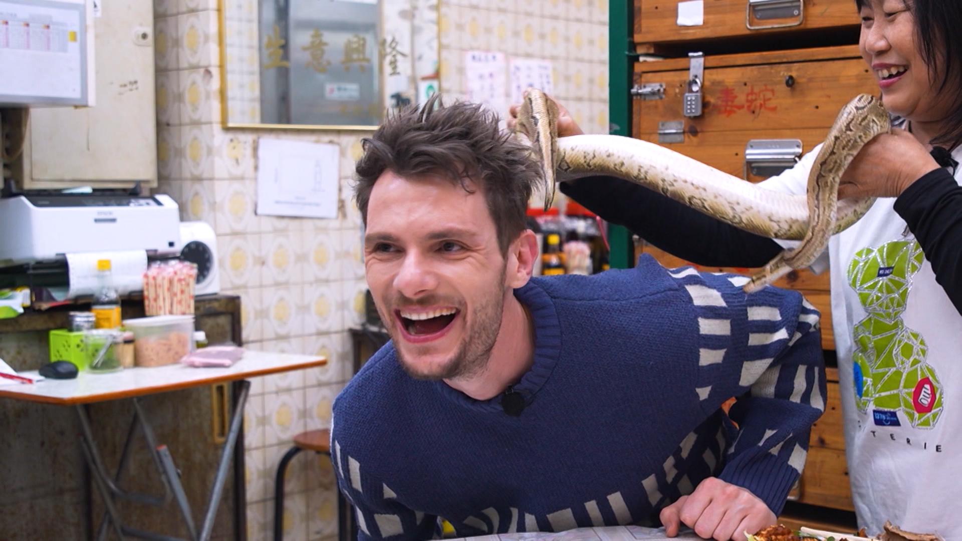 牛高馬大的Brendan被蛇嚇到大民:唔好搞我。