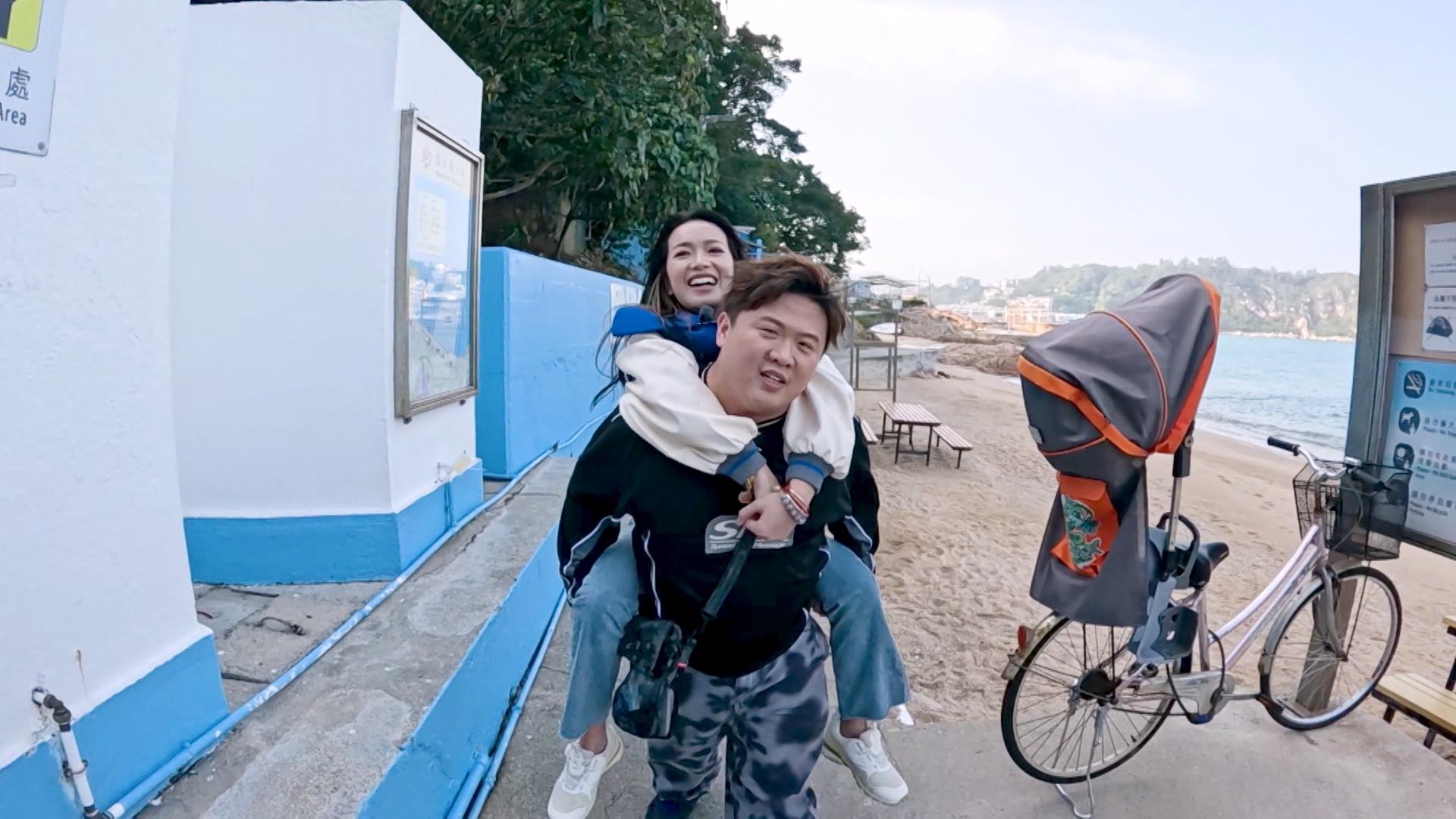 肥仔輕鬆孭後Hailey。